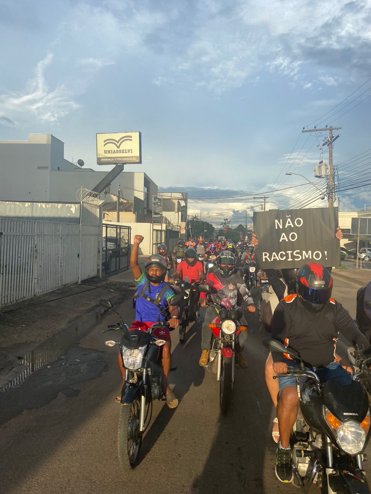 Motoboys fazem manifestação em solidariedade a colega ofendido por racismo