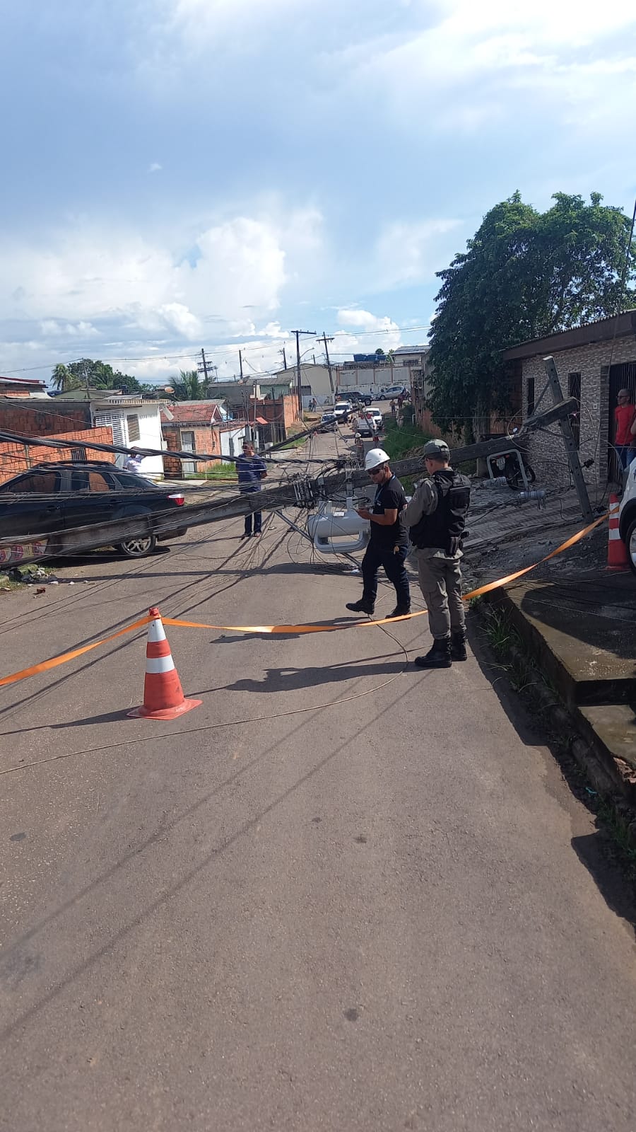 Motorista de app é resgatado de sequestro após carro roubado por criminosos colidir contra poste