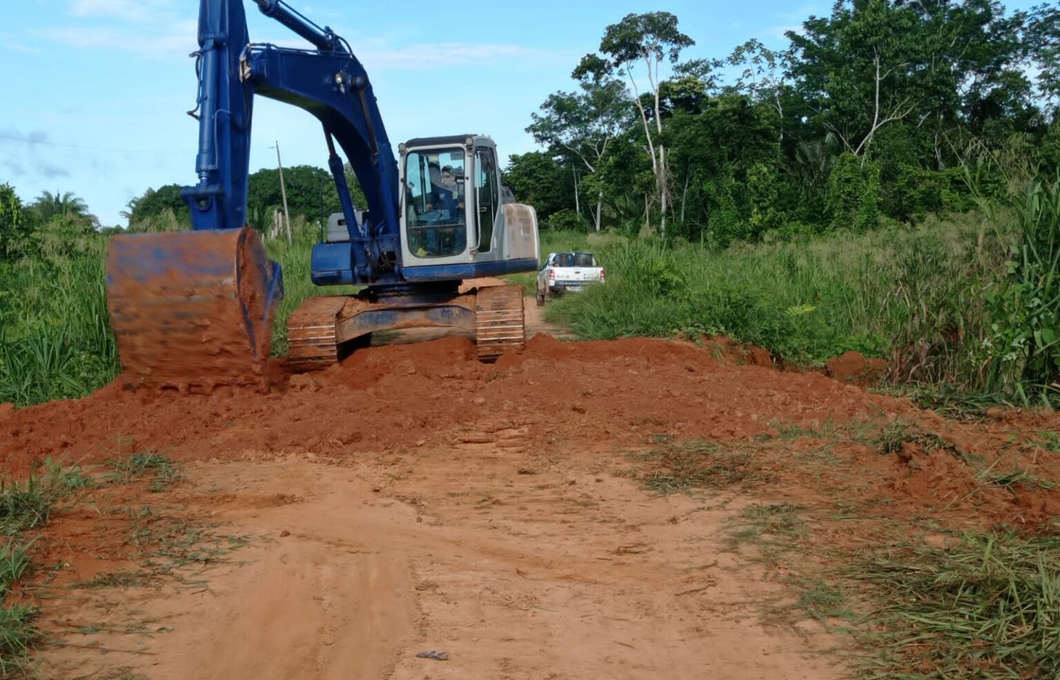 Equipes do Deracre concentram trabalhos emergenciais frente às chuvas nos ramais da Transacreana