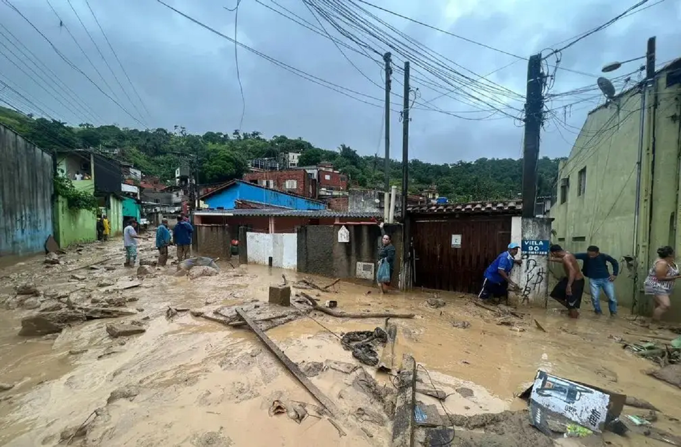 Pelo menos 40 pessoas estão soterradas no litoral paulista, dizem bombeiros