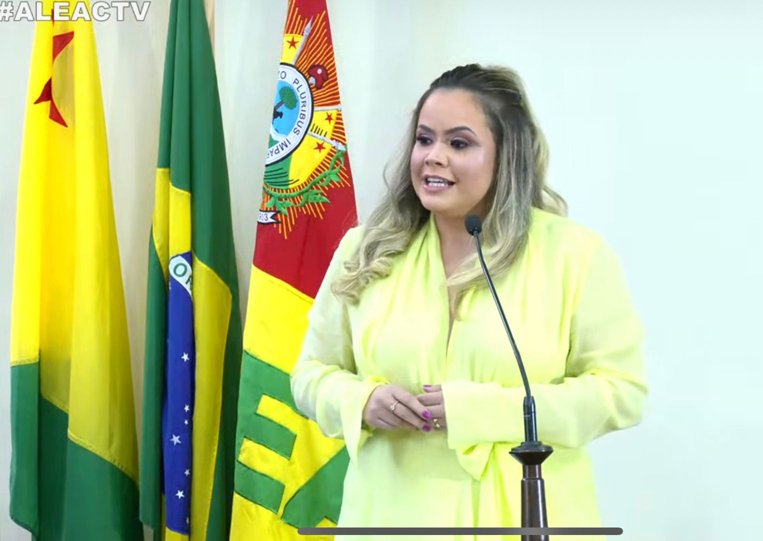 Na posse, Michele Melo aceita convite de Gladson para ser líder do governo: “Nosso governador”