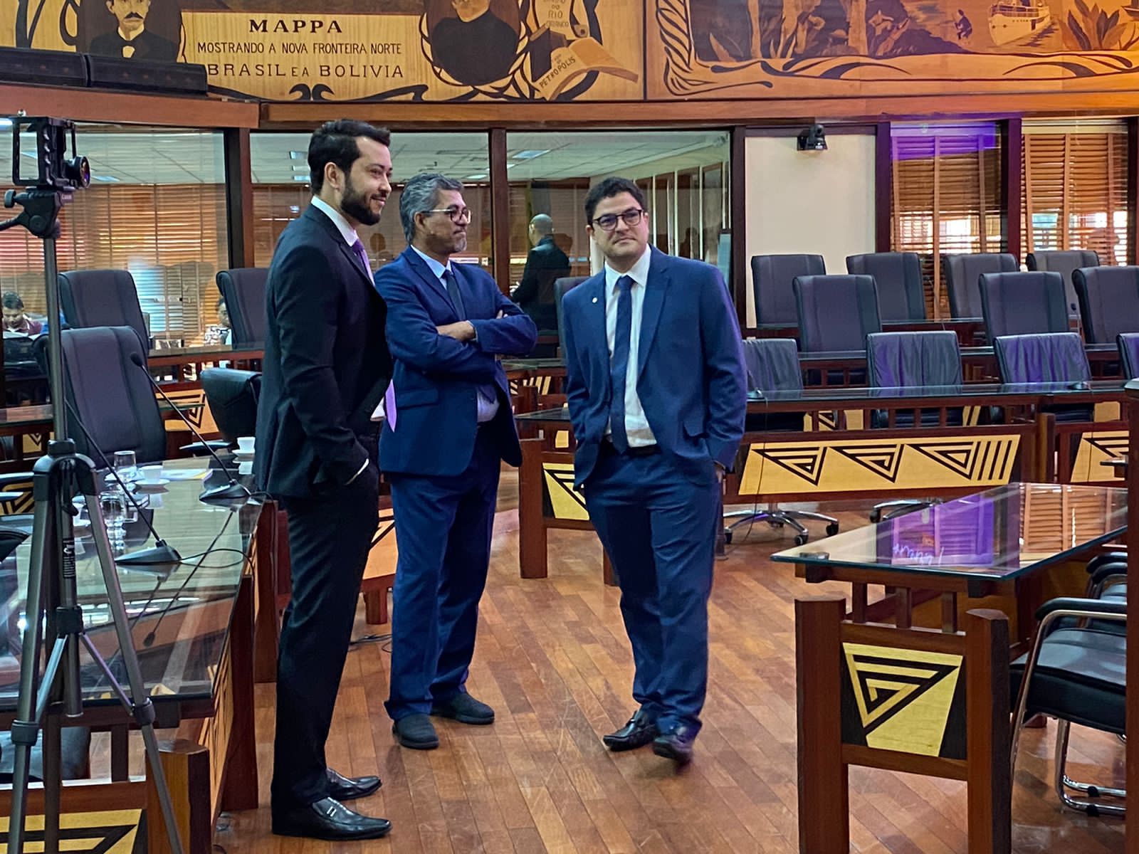 A nova oposição? Edvaldo, Jarude e Ribeiro conversam antes de sessão na Aleac