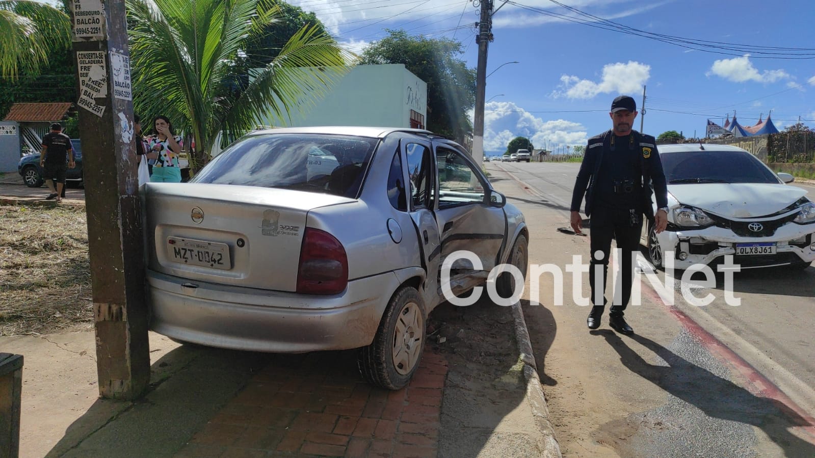 Carro colide contra outro em Rio Branco e bate em parada de ônibus