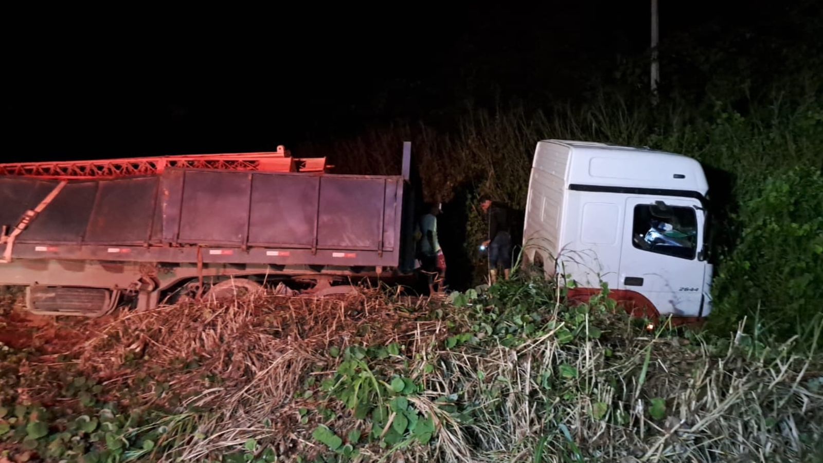 Motorista perde controle e carreta tomba na BR-364; polícia é acionada