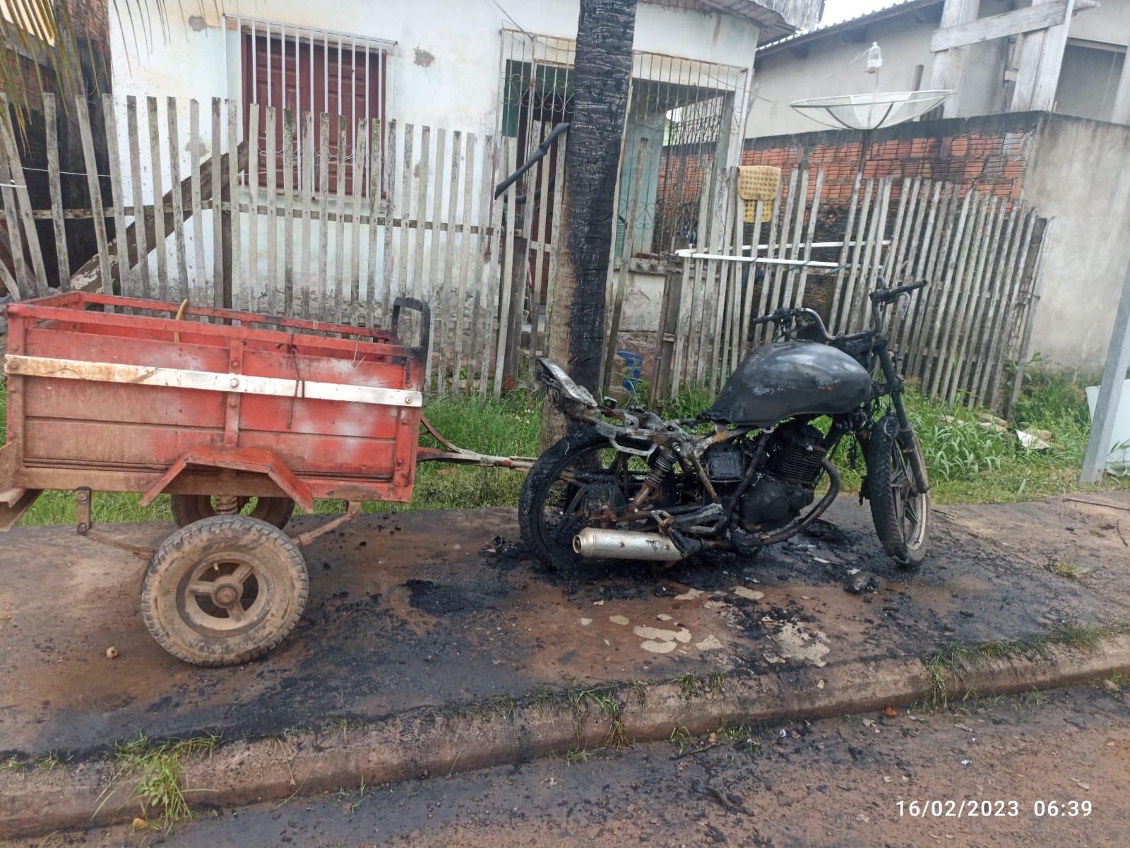 Motocicleta é incendiada no interior do Acre, e polícia suspeita de ataque criminoso