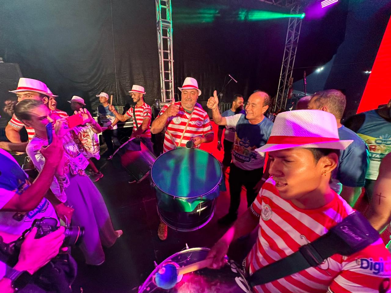 Durante a escolha da realeza do Carnaval 2023, Bocalom samba no palco; VÍDEO