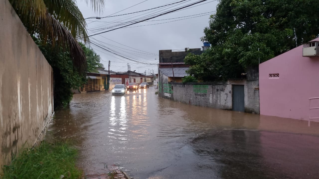 Chuva invade casa de servidora pública e ela é obrigada a se mudar; “Cansada e triste”