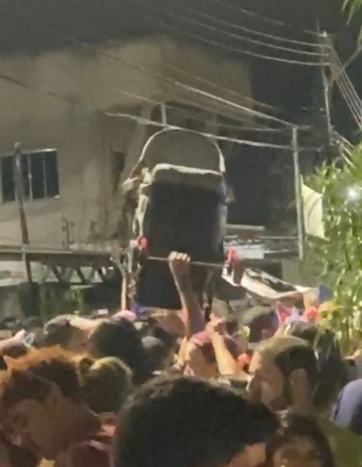 VÍDEO: Pai se arrisca e leva bebê e carrinho para o meio do Carnaval do Tucumã