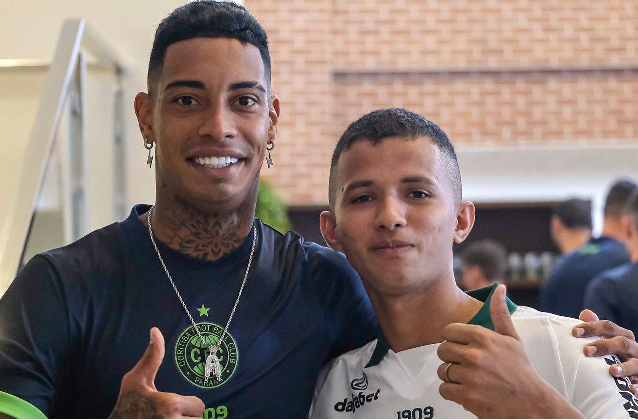 Torcedor acreano do Coritiba se emociona ao conhecer o jogador Alef Manga antes de jogo no Florestão