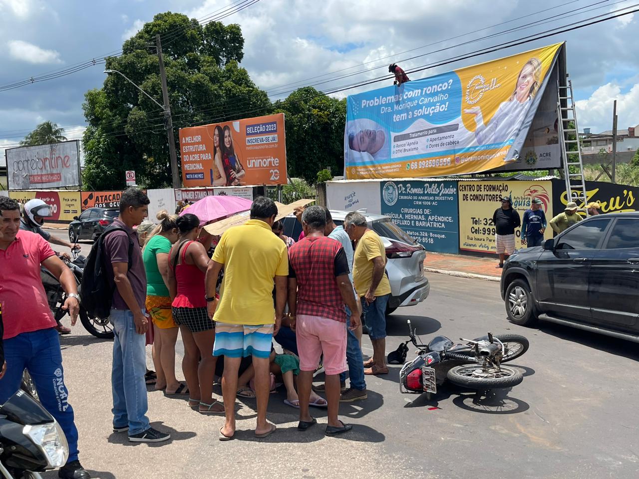 Mulher grávida sofre acidente após colisão entre veículos na Avenida Ceará; FOTOS