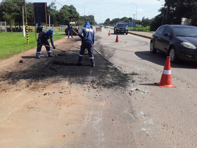 Em Rio Branco, Deracre trabalha na execução de tapa-buraco na AC-40