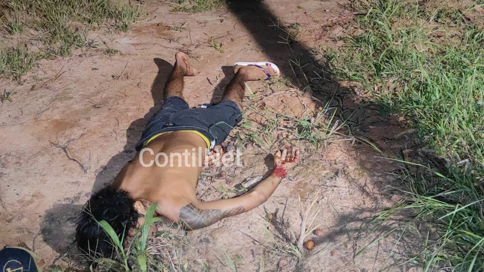 Homem morre ao ser atingido com golpe de faca em frente à própria casa