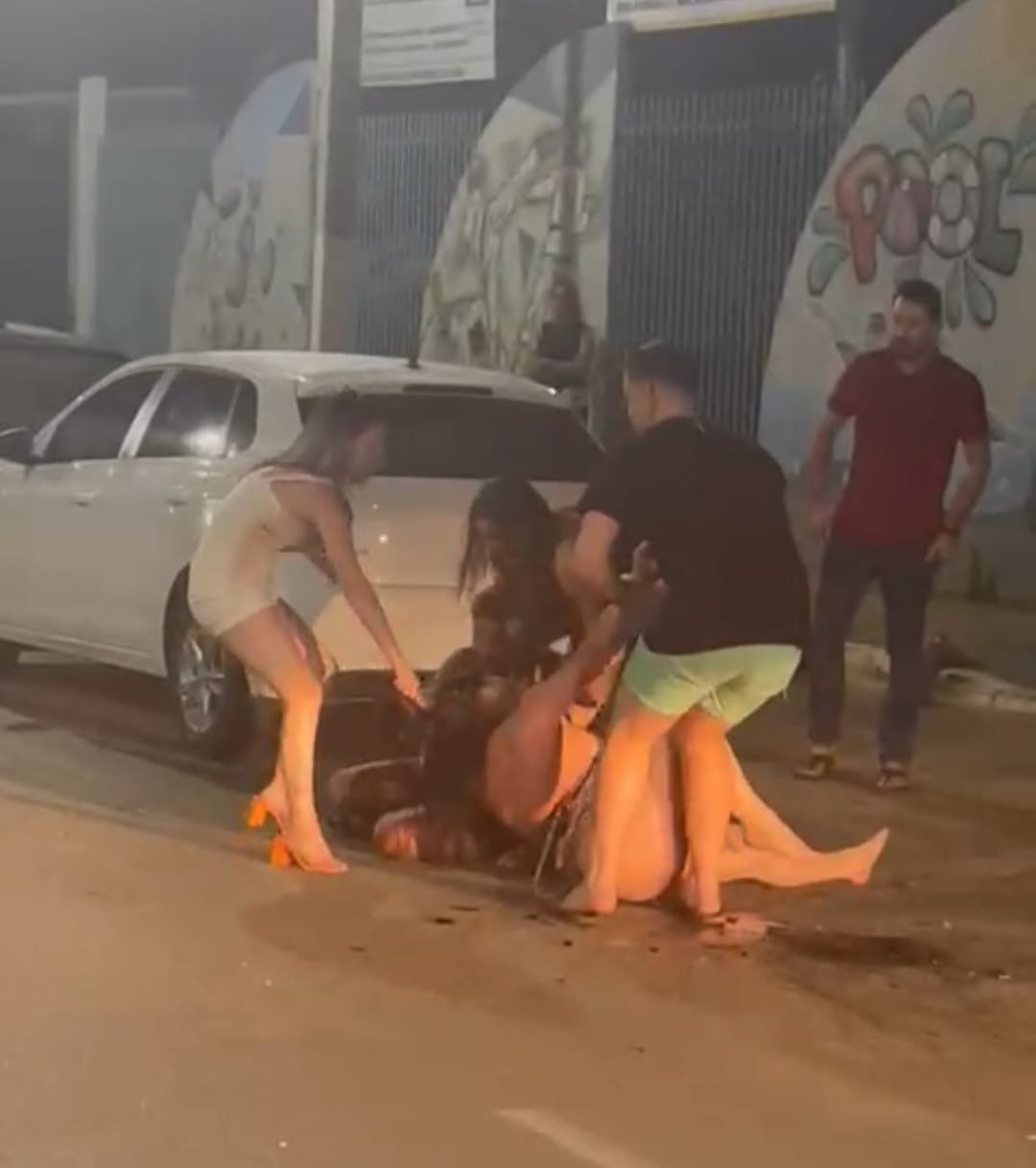 Mulheres saem na porrada no Tardezinha e homem põe mão nas partes íntimas de uma delas