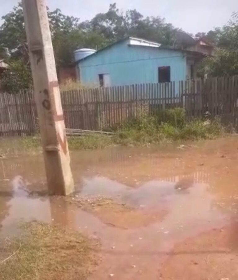 Mesmo com vazante do Rio Acre, bairro de Rio Branco já é afetado com enchente