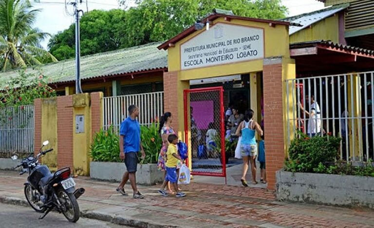 A medida busca garantir a valorização dos profissionais da rede municipal e a adequação do plano às diretrizes educacionais