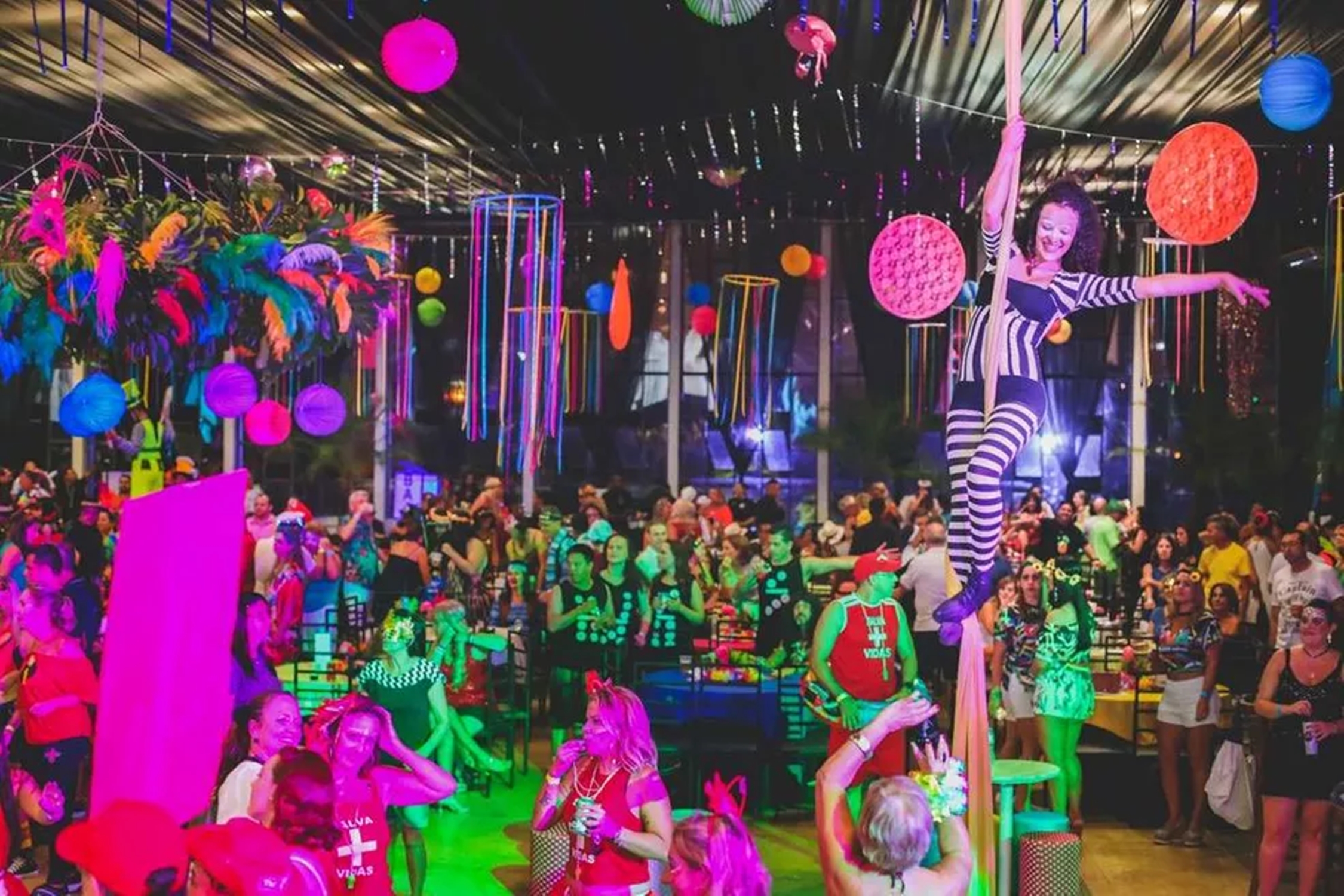 Confira as regras para entrada de crianças em bares e restaurantes durante a folia no Acre