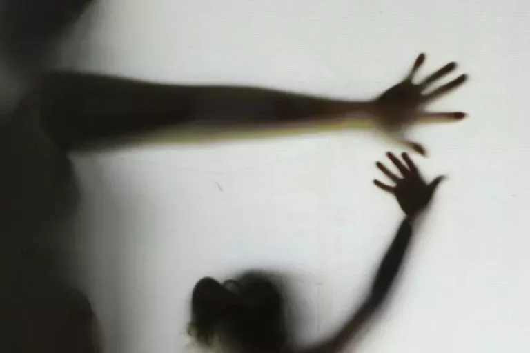 Mulher é torturada com queimaduras de cigarro, mordidas e agressões