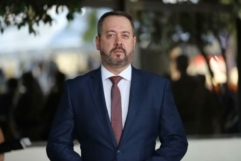 Comissário de bordo durante 15 anos é o novo secretário de Turismo do Acre; conheça