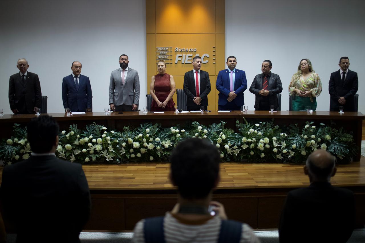 Câmara de Vereadores empossa nova mesa diretora em cerimônia na Fieac