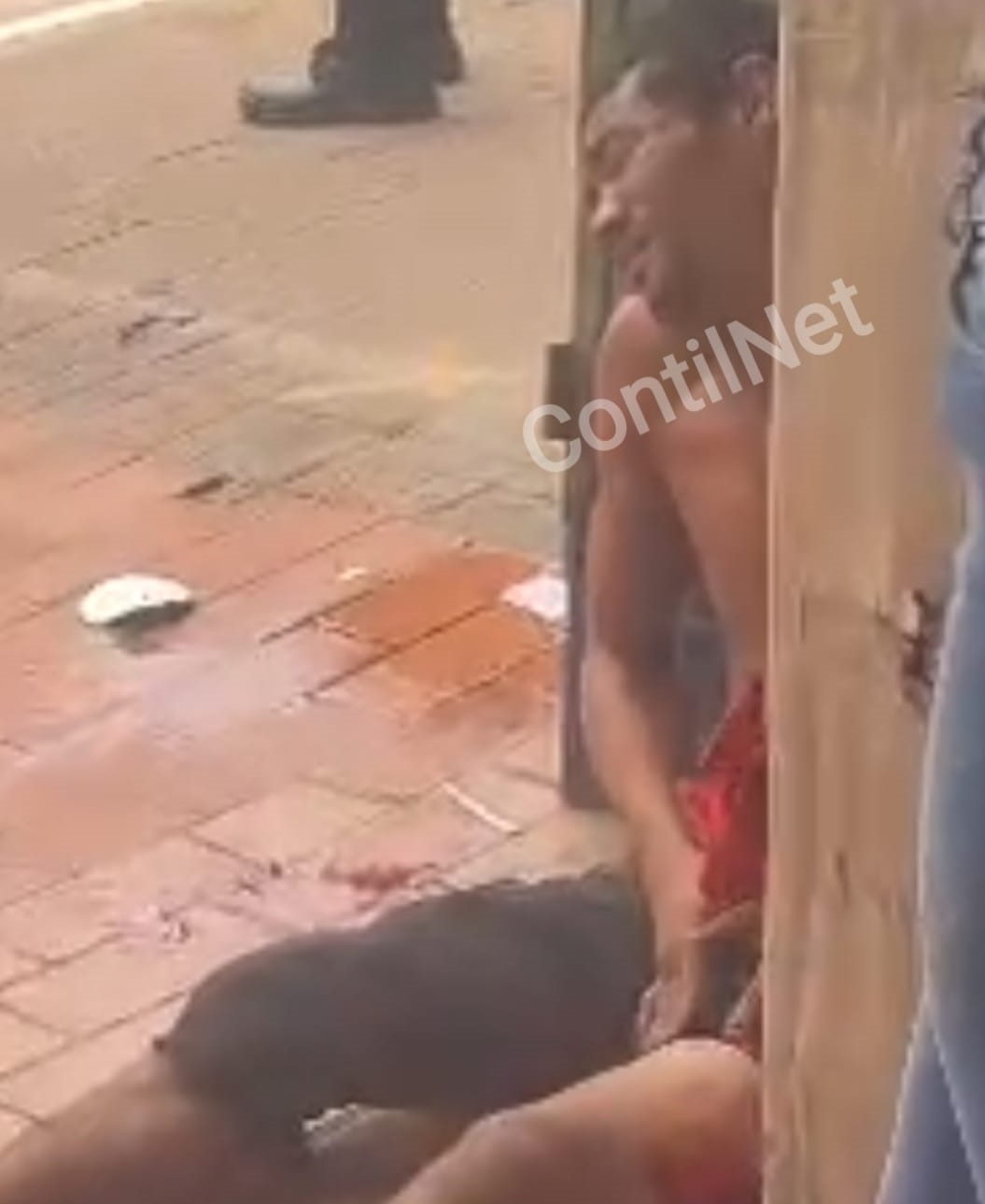 Morador em situação de rua agride mulher e acaba ferido a tiro por delegado