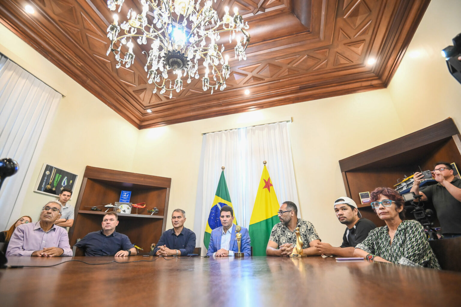 Gladson se encontra com produtores do filme acreano ‘Noites Alienígenas’