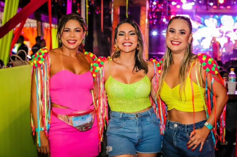 3ª noite de Carnaval no Tardezinha tem espaço instagramável e Bloco dos Sujos; veja fotos