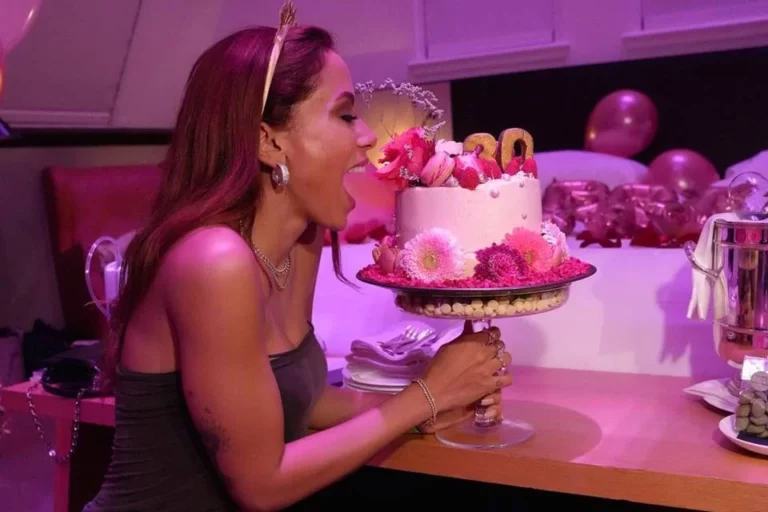 Anitta celebra 30 anos: “Eu sou foda, eu me amo”; VEJA FOTOS