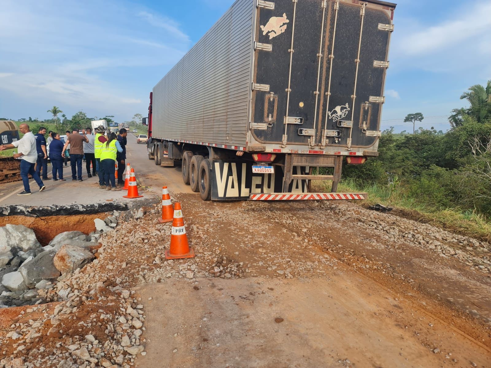 Fluxo de veículos na BR 364 é liberado após reparos feito pelo DNIT