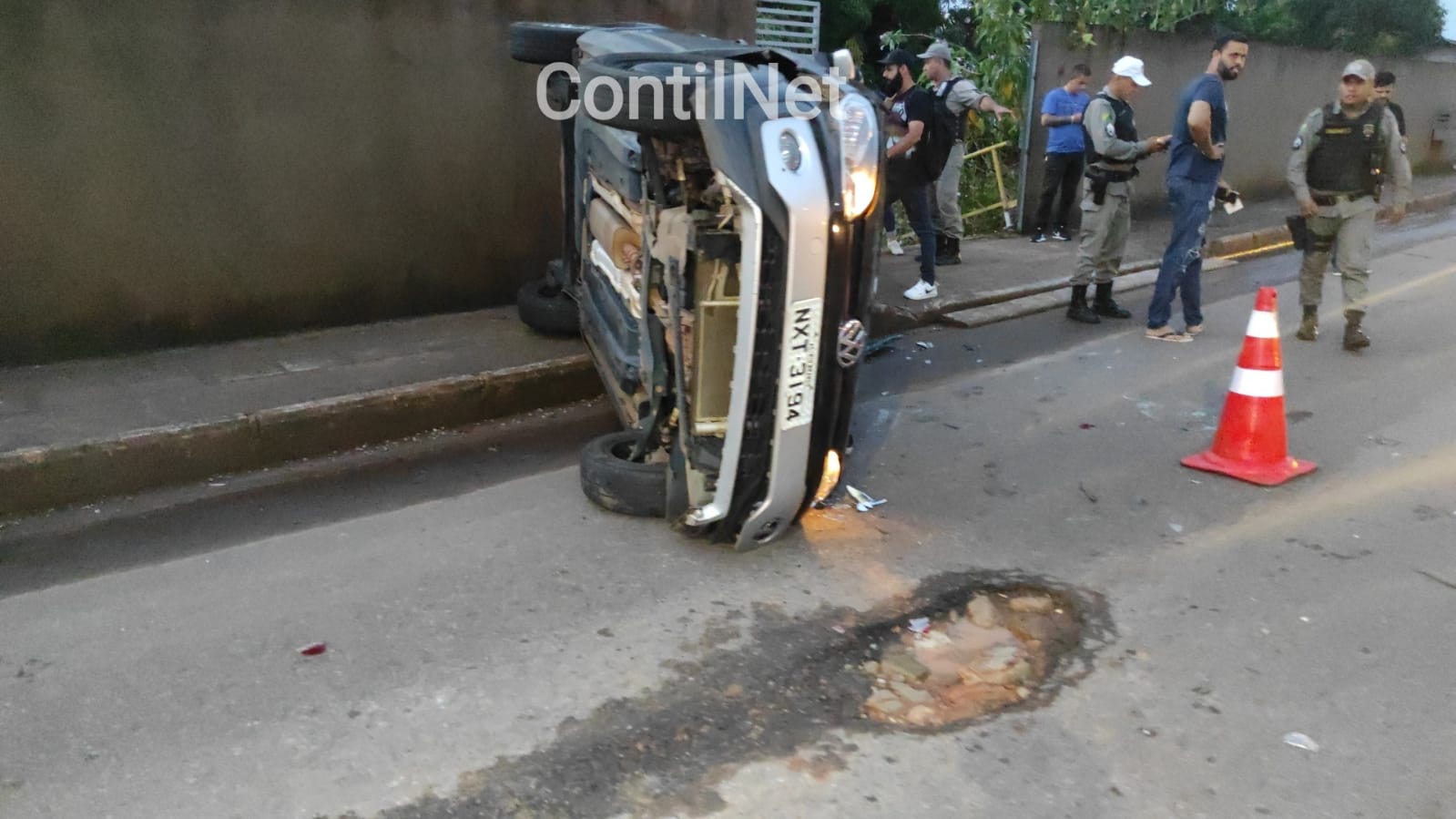 Mulher perde controle do veículo, bate na traseira de outro e capota em Rio Branco