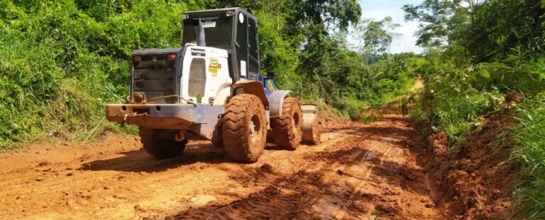 Parceria: Governo e Prefeitura de Brasileia realizam operação inverno no ramal do quilômetro 19