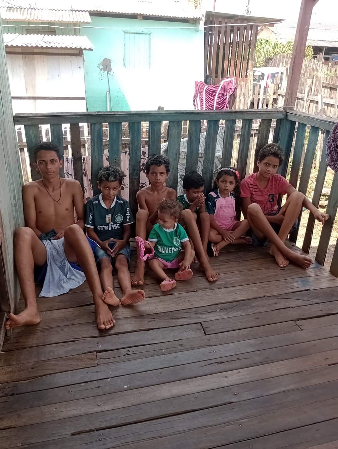 Acreana pede ajuda para comprar material escolar dos filhos