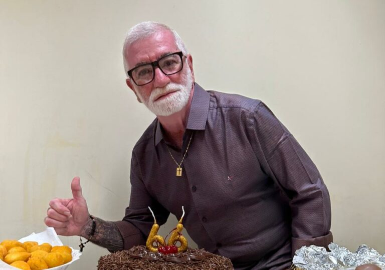 Destaque na coluna da Márcia Abreu, Kaká Geber festeja 66 anos; veja