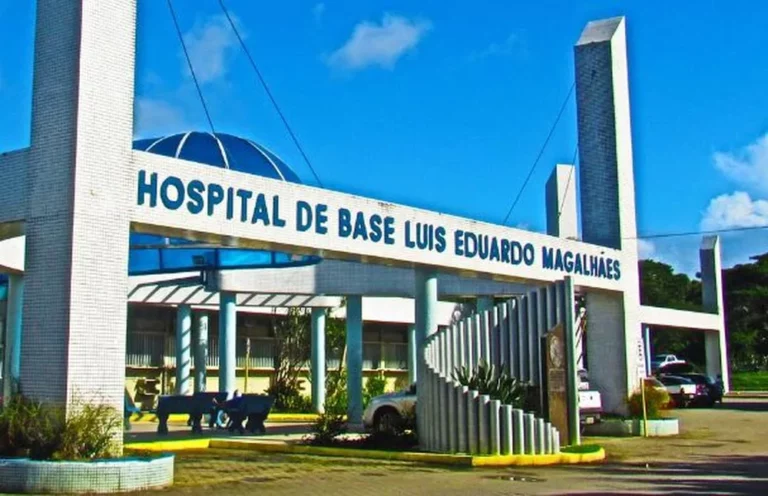 Mulher trans invade hospital com corpo em chamas após ser atacada