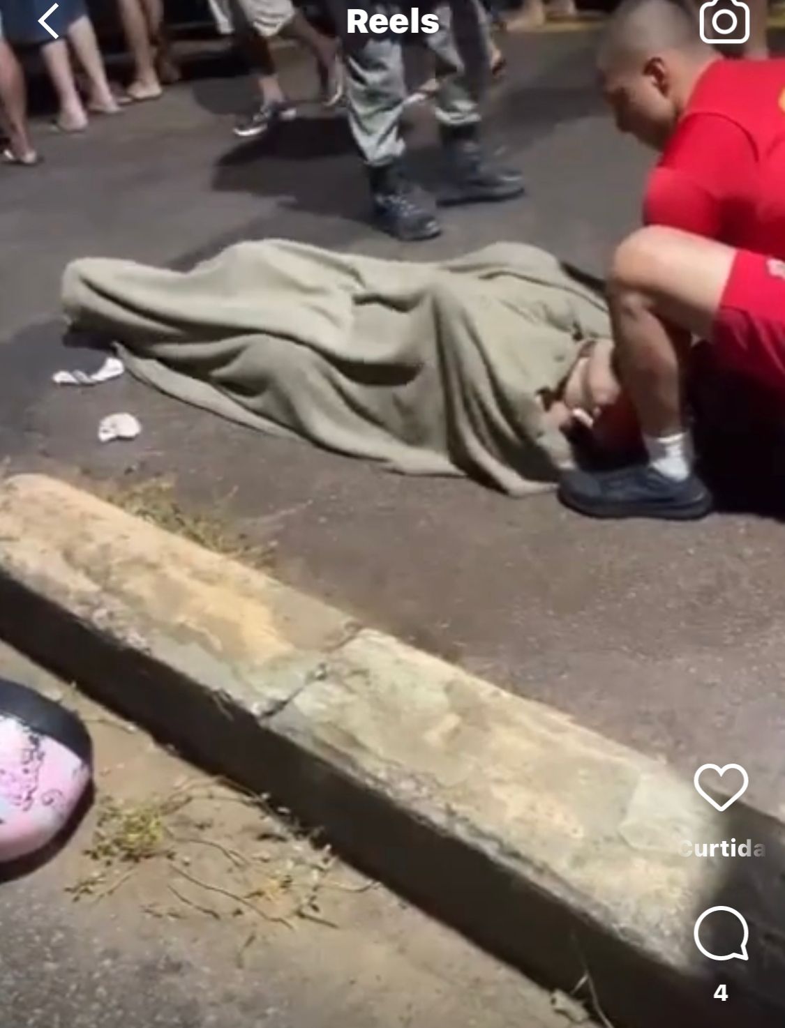 Homem inconsciente é resgatado por populares durante enchente em Rio Branco; vídeo