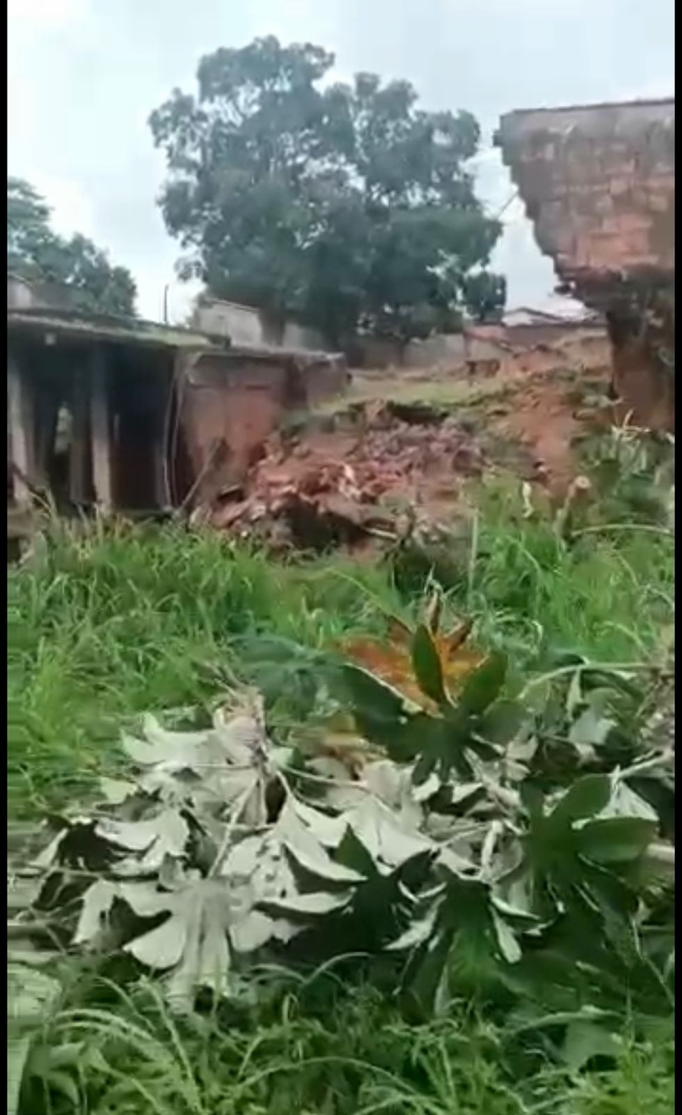 Hotel em Epitaciolândia pode desmoronar com erosão causada por chuvas; vídeo