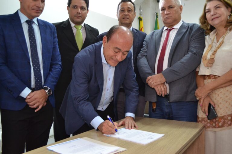 Bocalom encaminha projeto que reajusta salário dos professores municipais