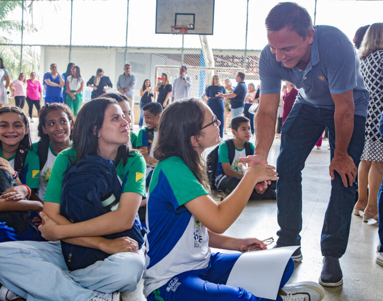 Bittar participa de entrega de laboratórios móveis adquiridos com recursos de suas emendas