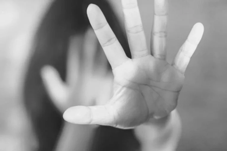 No DF, mulher bate em criança de 2 anos e ameaça jogá-la do 6º andar