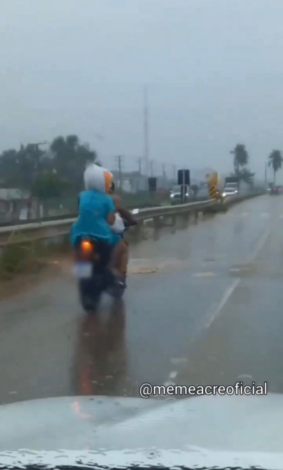 VÍDEO: No Acre, mulher usa sacola de capacete e viraliza nas redes sociais