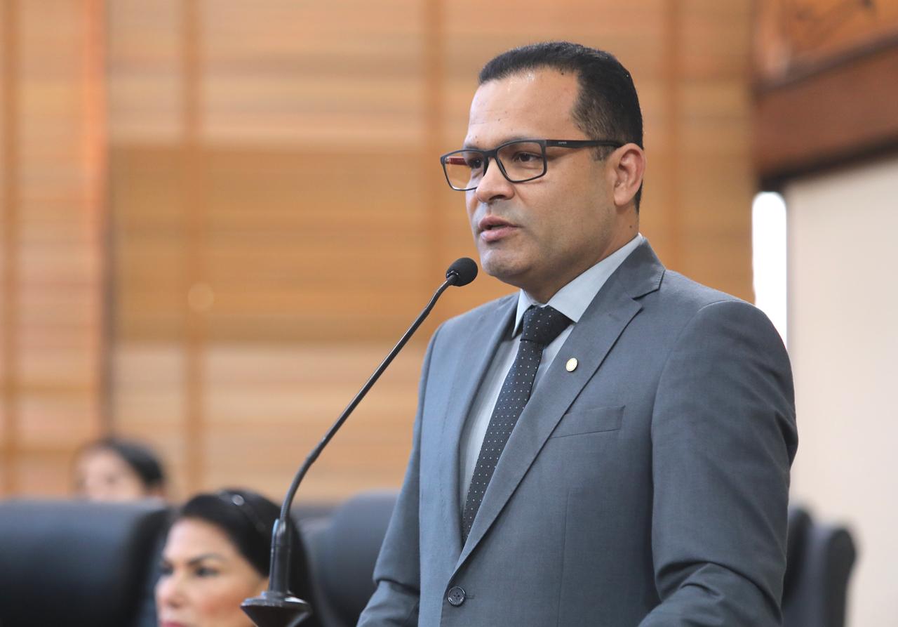 “Votei com muita satisfação”, diz Tadeu sobre aumento a servidores da Educação “Votei com muita satisfação”, diz Tadeu sobre aumento a servidores da Educação