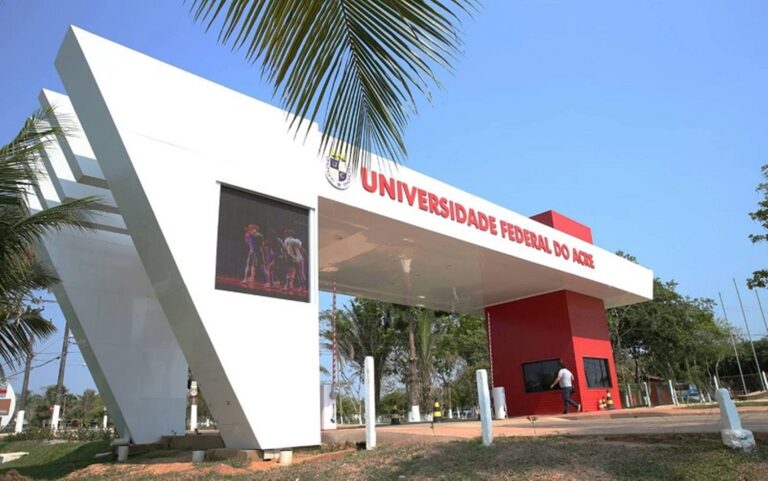 Estudantes e servidores realizam protesto durante palestra de coach na Ufac