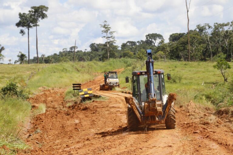 Em Rio Branco, Deracre executa melhorias no Ramal Caipora e garante acesso de famílias
