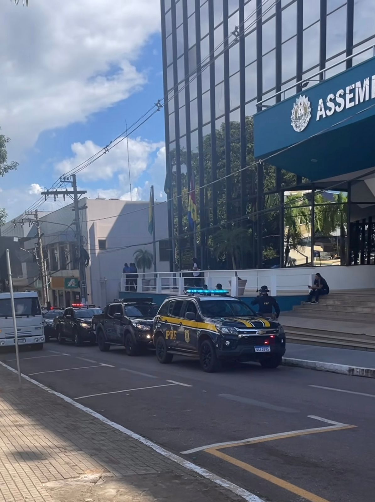 Comboio de segurança do Acre transporta valor milionário e chama atenção no centro de RB