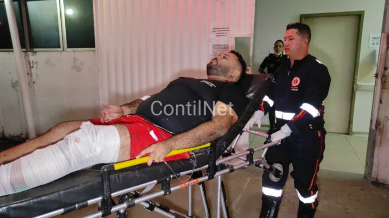 Colisão entre carro e moto deixa motociclista com fratura exposta na perna