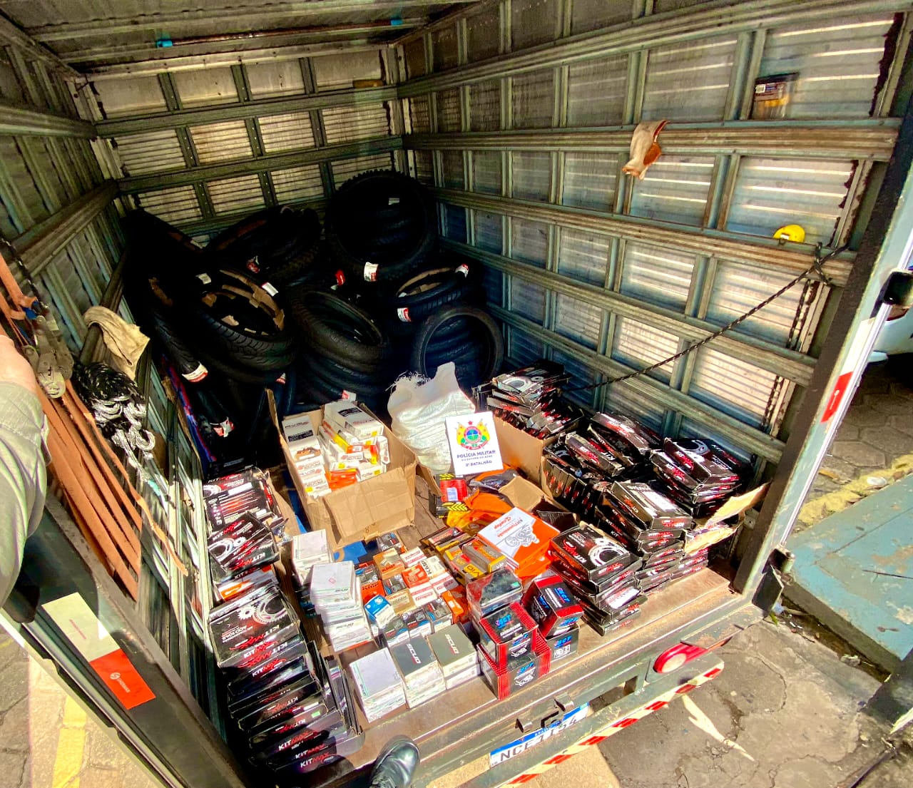 PM recupera R$ 100 mil em mercadorias que haviam sido furtadas em loja no Acre