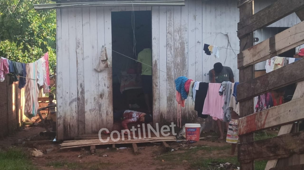 Homem leva facada no pescoço, consegue correr e morre dentro da casa de sua mãe