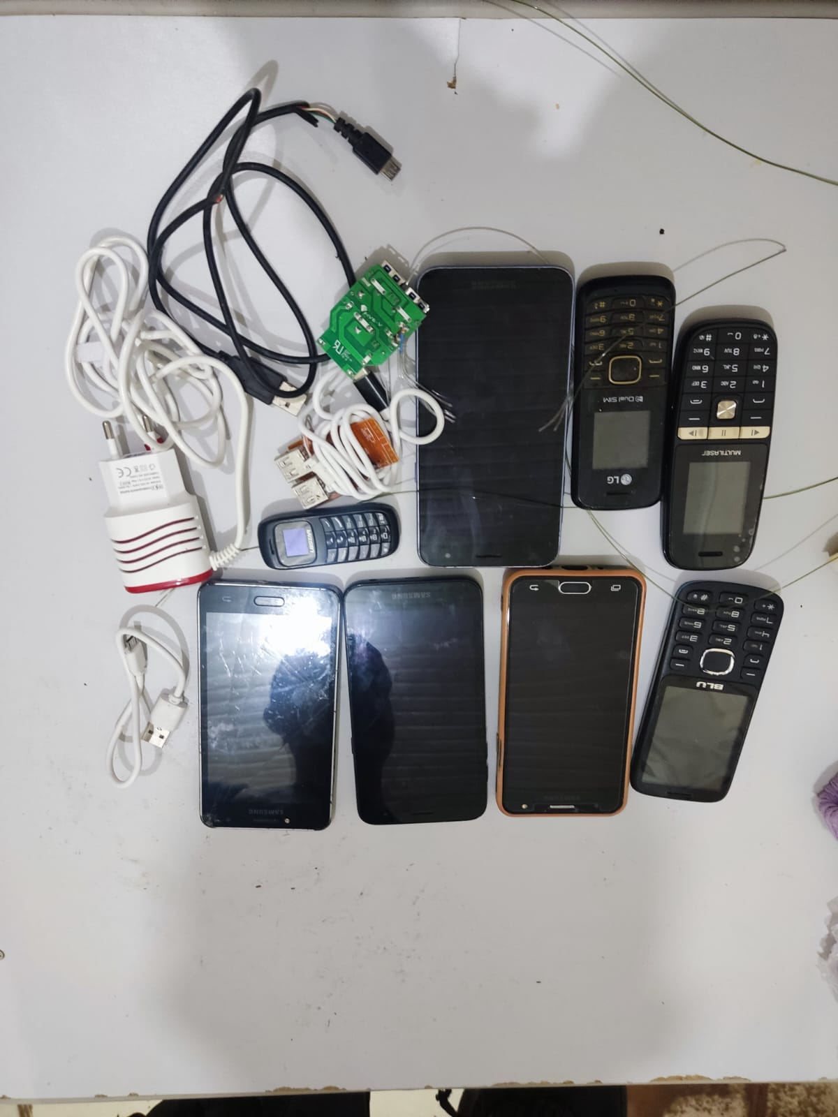 Em Sena, policiais penais apreendem oito celulares lançados pela muralha do presídio