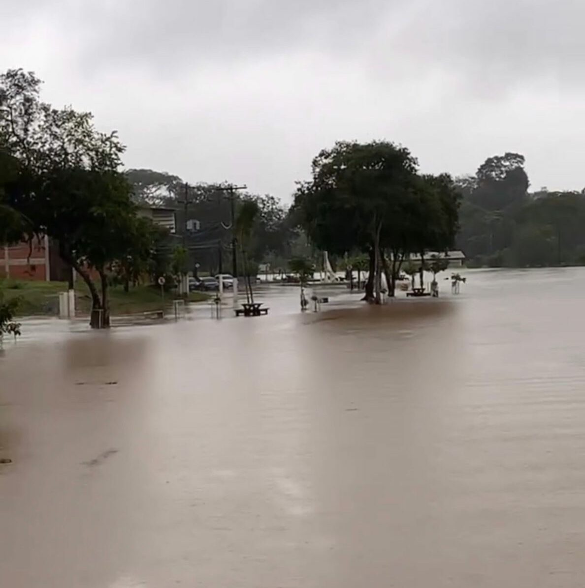 Forte chuva transborda lago da Ufac e carros ficam ilhados; veja imagens