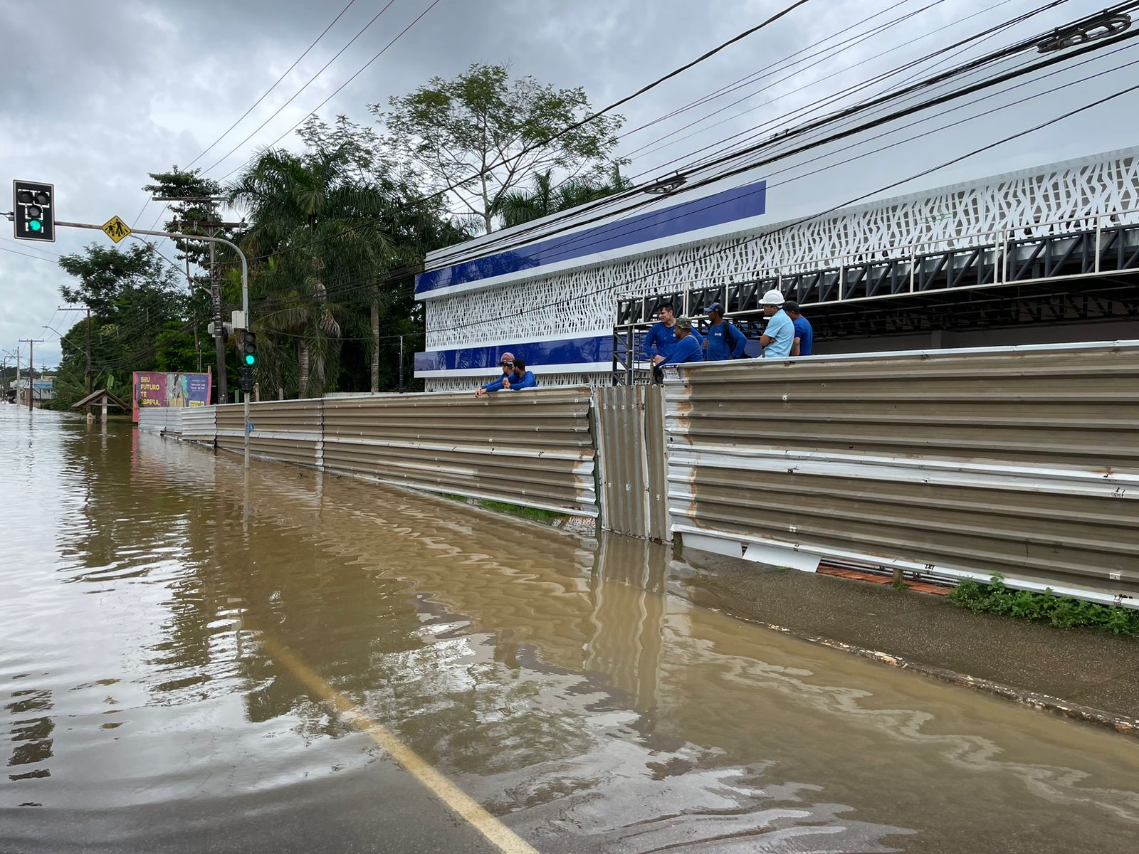 Recém-reformado, prédio da PGE é tomado pelas águas