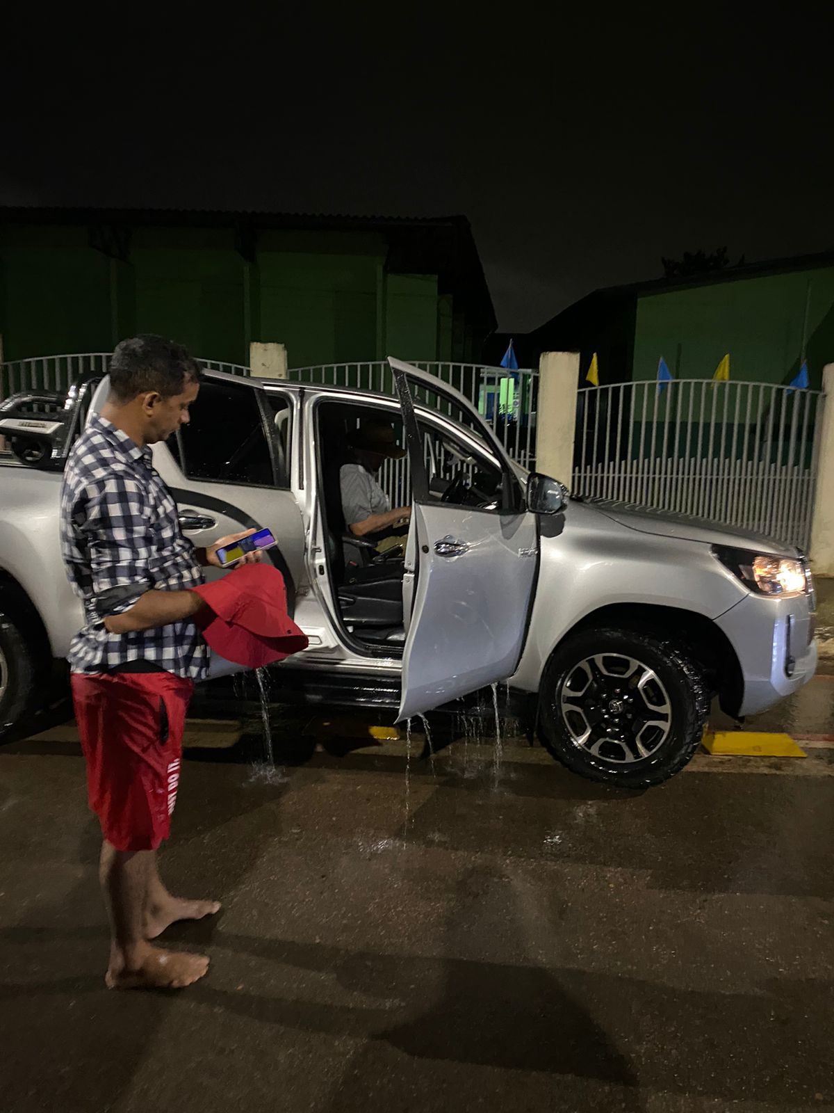 Vereador do Acre tem caminhonete arrastada por enxurrada ao tentar socorrer irmão